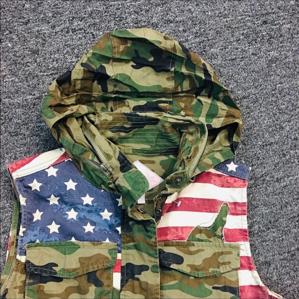 Camouflaged Sleeveless Hoodie Jacket - Picture 6 of 8